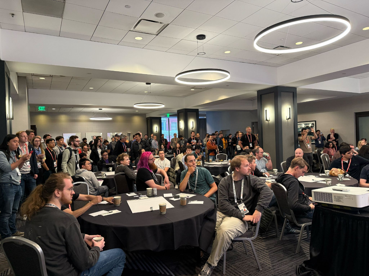 会场爆满的实况(我就在右下角那一桌,头刚好被 Apache Parquet PMC Chair Julien Le Dem 给挡住)